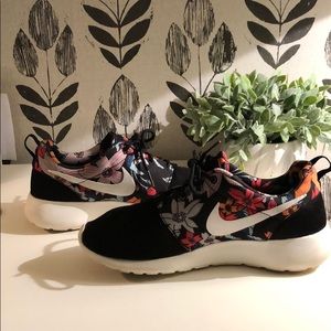 ♦️NIKE Roshe Black Floral Sneaker.  So Comfy!
